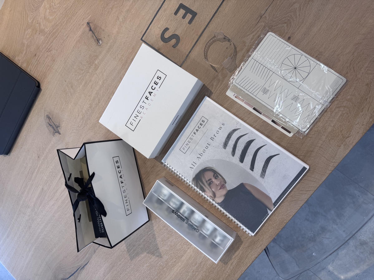 Das All-About-Brows Schulungs-Set der Finest Faces Academy Bremen
