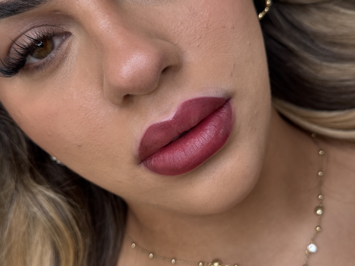 Detailaufnahme pigmentierter Lippen einer Schülerin