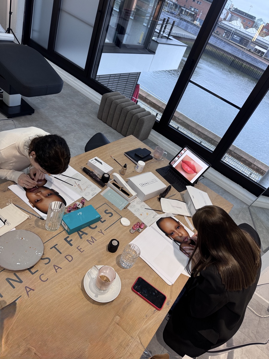 Praxis-Session der All About Lips Schulung in der Finest Faces Academy Bremen
