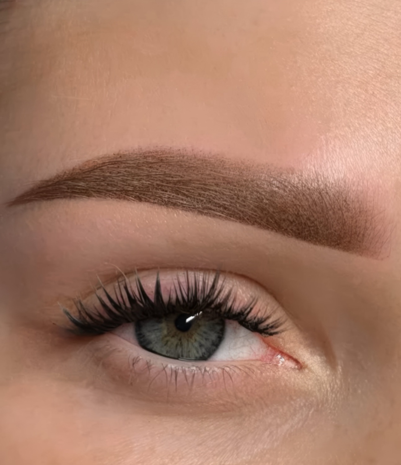 Powder-Brows-Ergebnis mit weicher Puderschattierung von Finest Faces Bremen