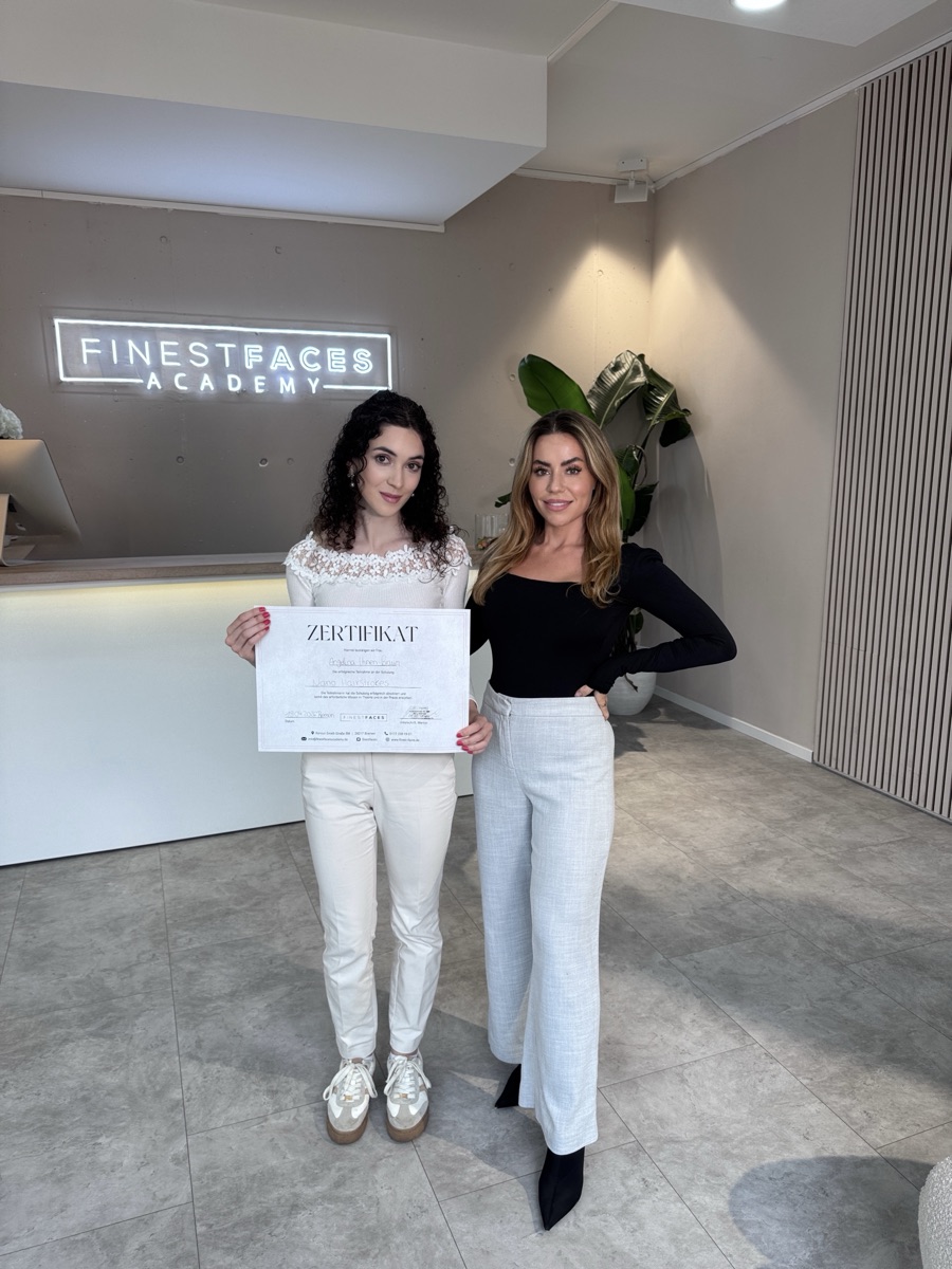 Absolventin der Lippenpigmentierung mit Zertifikat