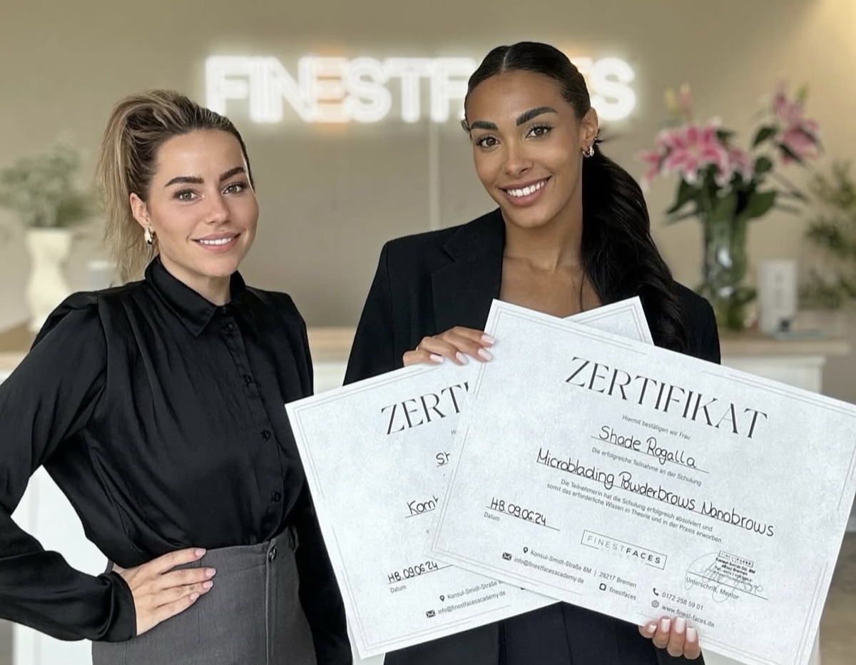 Absolventin der Powder- und Nano-Brows-Schulung mit Zertifikat