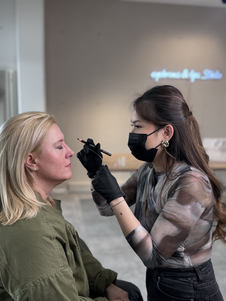Brauen-Behandlung am Modell in der Finest Faces Academy Bremen