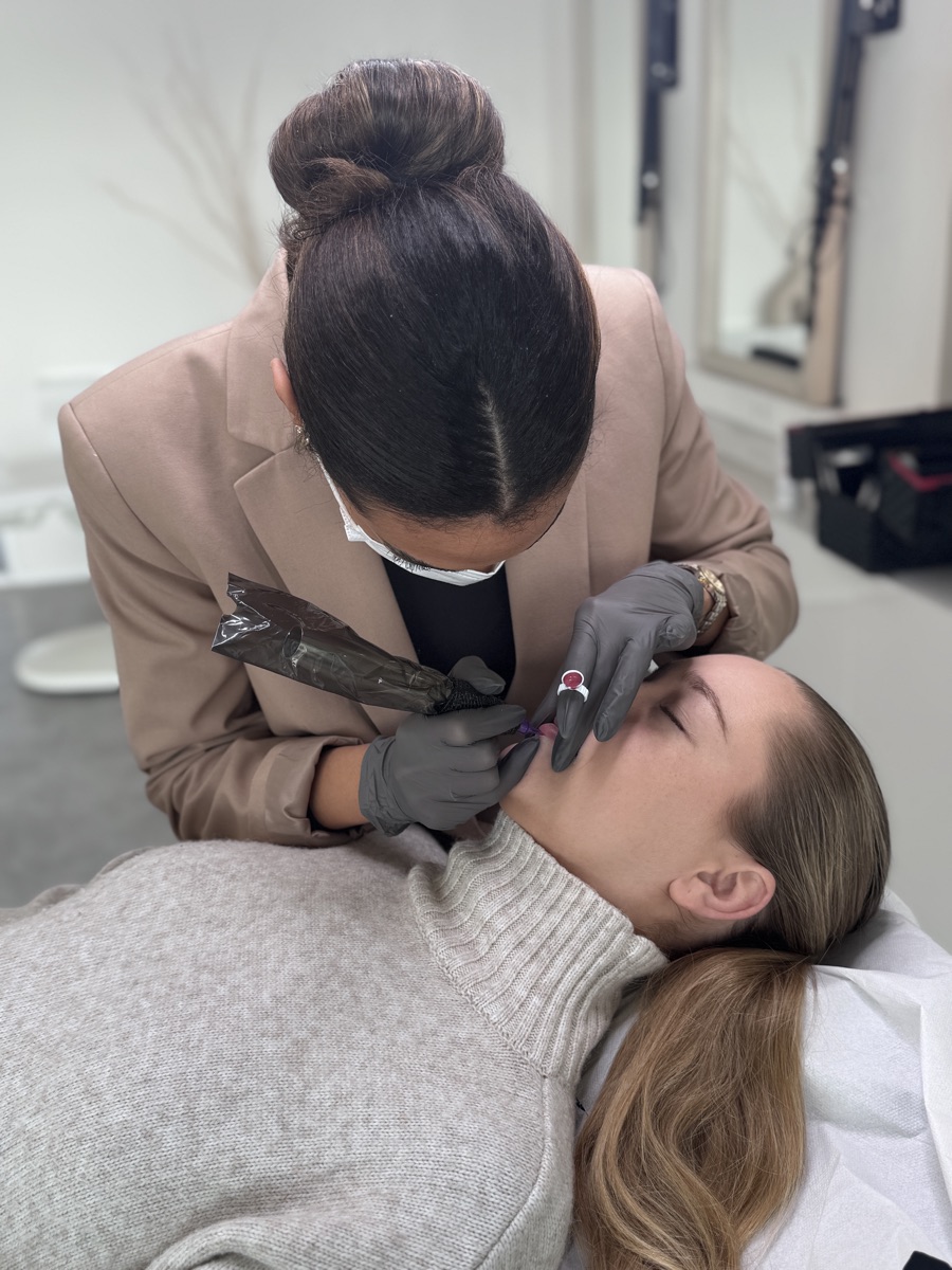 Brauen-Pigmentierung am Modell in der Finest Faces Academy Bremen